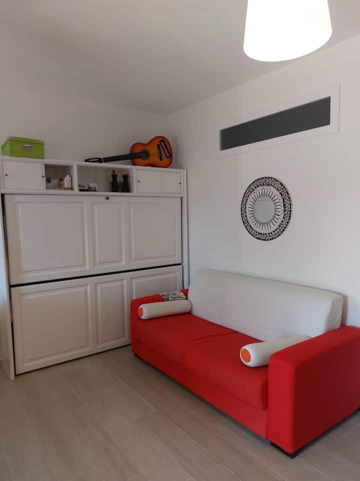 เตียงโซฟาคู่และตู้เสื้อผ้าแบบสองชั้น