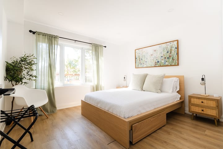 Მთავარი საძინებელი მთავარ სართულზეა, რომელიც პირდაპირ თქვენს ოფისს უკავშირდება, აქვს უამრავი კარადა და მრავალფუნქციური სათავსო. Ორადგილიანი საწოლი ხელუხლებელი ზეწრებითა და მეხსიერების ქაფით ყოველთვის პროფესიონალურად და საგულდაგულოდ იწმინდება. 