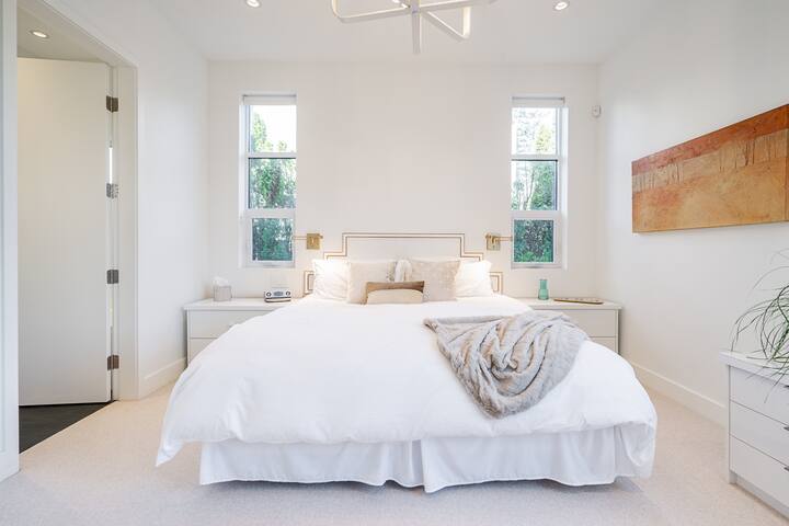 Luxury, 2-Storey, 3 Bedroom Suite in Shaughnessy gallery image 4