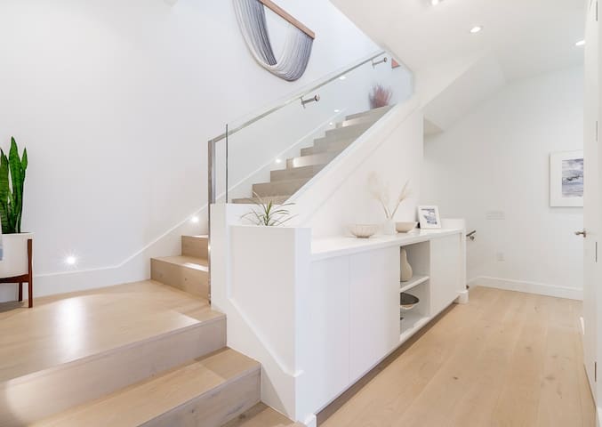 Luxury, 2-Storey, 3 Bedroom Suite in Shaughnessy gallery image 3