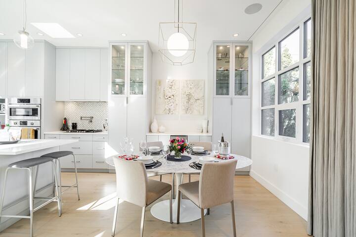 Luxury, 2-Storey, 3 Bedroom Suite in Shaughnessy gallery image 2