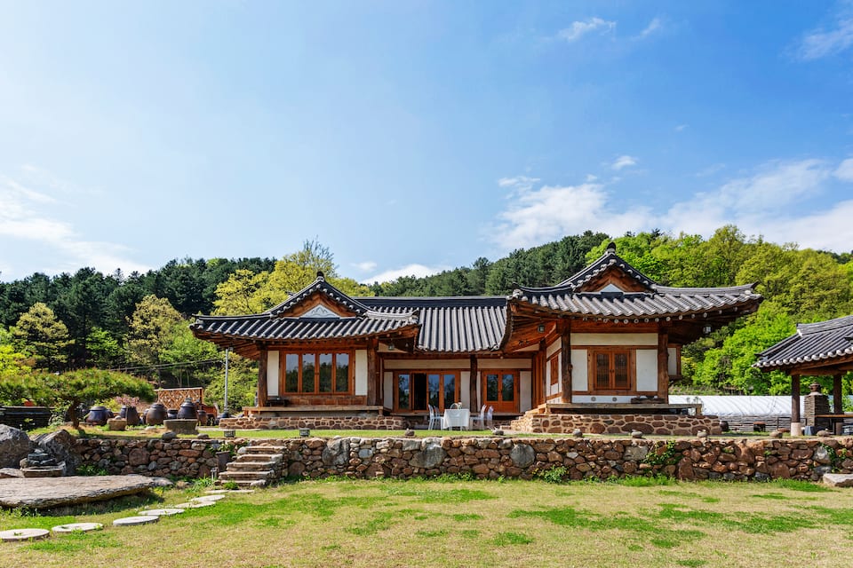 Top-earning Airbnb listing in Seo-myeon, 5 bedrooms