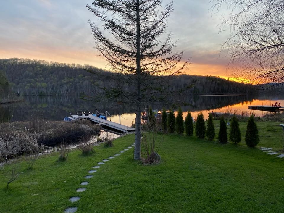 A lakefront chalet in the Quebec hills, Saint-Didace, Quebec, Canada, photo 3 of 10