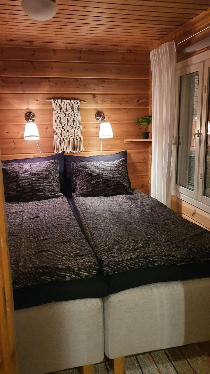 Makuuhuoneessa on 160 cm leveä parisänky, jonka sängyt on myös mahdollista sijoittaa erilleen toisistaan. 