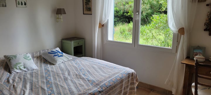 غرفة النوم 1 في طابق واحد. 
سريران مفردان 80 × 190 يمكن جمعهما معًا في سرير مزدوج واحد 160 × 190