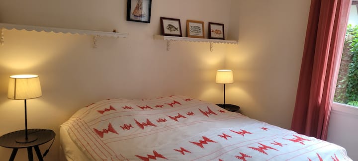 غرفة النوم 2 في طابق واحد. 
سريران مفردان 80 × 190 يمكن جمعهما معًا في سرير مزدوج واحد 160 × 190