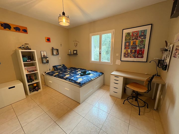 Dormitorio 3 con una cama de 140, espacio de almacenamiento para la ropa. Vistas al jardín delantero de la casa.