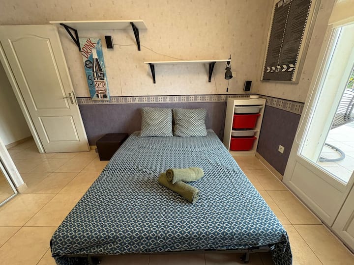 Dormitorio 4 con un sofá cama de 140, espacio de almacenamiento para la ropa. Zona de TV con cable HDMI disponible. Vista a la piscina.