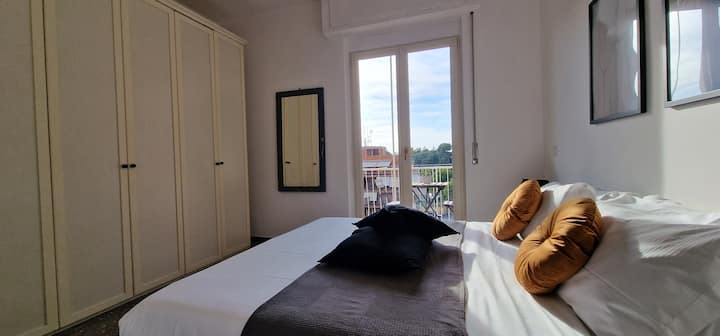 Katika chumba cha kulala mara mbili 2 utapata: kitanda cha watu wawili kilicho na godoro la juu; kabati kubwa lenye TV ndani (huwezi kuiona kutoka kwenye picha); meza mbili za kitanda na kiyoyozi.
Roshani inaweza kufikiwa kutoka kwa hii.