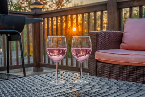 Whiskey Escape: Hot Tub & Near Bourbon Legends