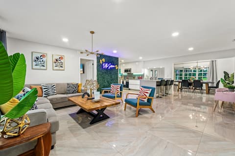 Popular Airbnb listing: Waterfront • Hot Tub (7p) • Sawgrass 5 min • Pets in Sunrise
