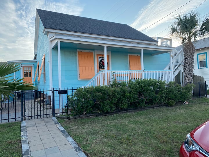 Sandy Feet Cottage, Walk To Beach - Seawall Boulevard, TX