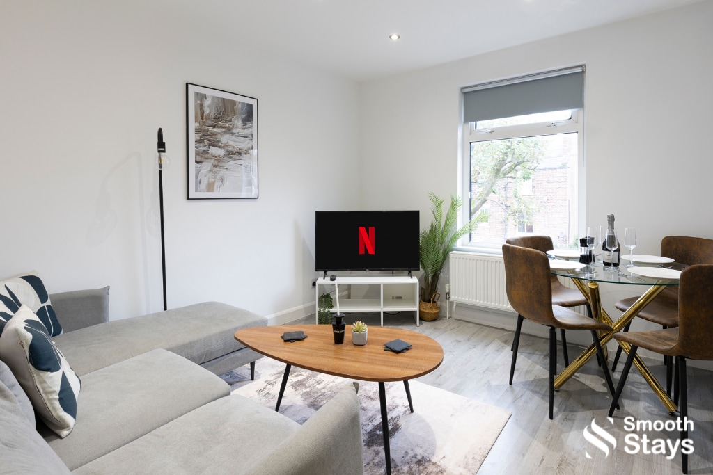 Successful Airbnb property: 2 Bed | Modern City Centre Apt | FREE Parking in Ingol And Tanterton