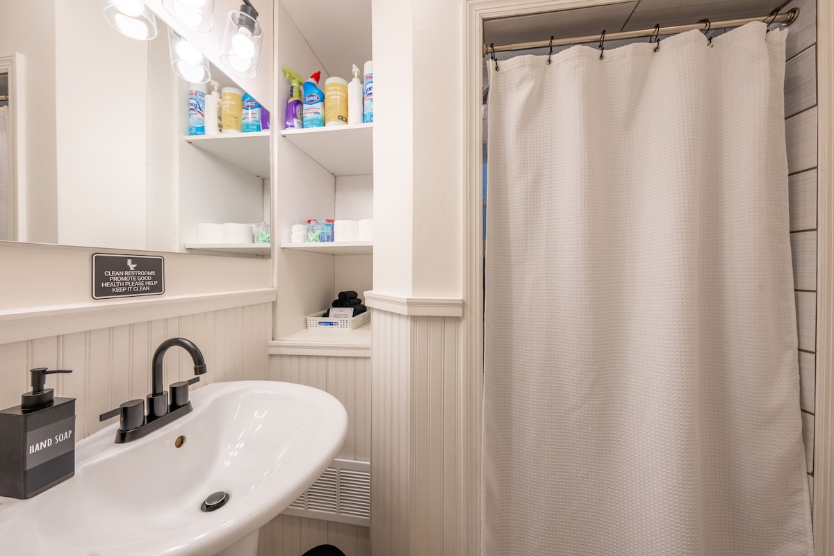 Bedroom Close to Stadiums & More (1)