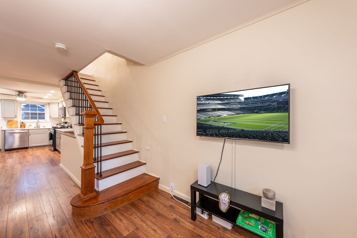 Bedroom Close to Stadiums & More (1)