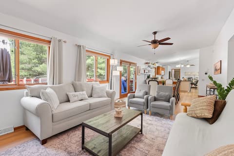 New-Restful Retreat in the Pines (Sleeps 12)