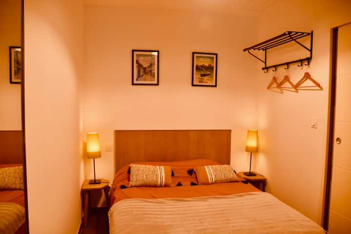 غرفة نوم صغيرة لعزل نفسك عن غرفة المعيشة.
خزانة ملابس لوضع حقيبتك وتخزين ممتلكاتك.
شماعات لتعليق بعض الملابس.