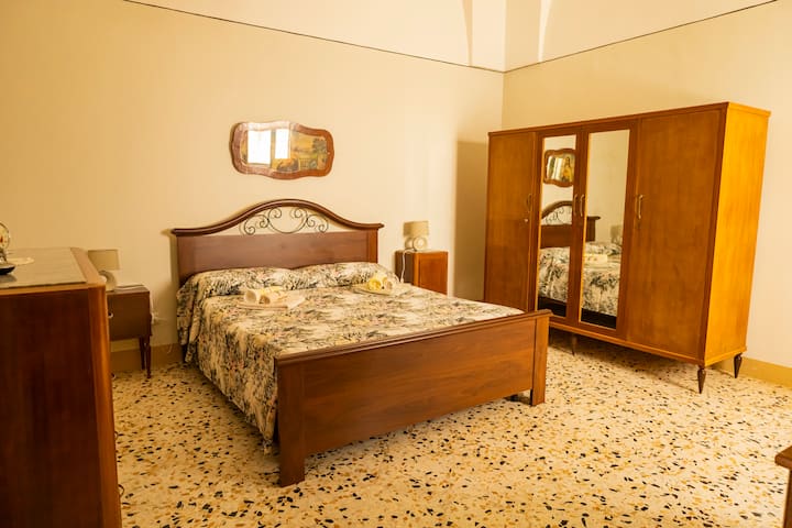 غرفة نوم رئيسية كبيرة مع قبو نجوم، وسرير مزدوج مع شبكة عظمية، وأثاث عتيق أصلي، ونافذة على الفناء الداخلي، ومكيف هواء 12000 وحدة حرارية بريطانية وتلفزيون ذكي كبير 43بوصة، وواي فاي مع إشارة قوية موجودة في جميع أنحاء الشقة.