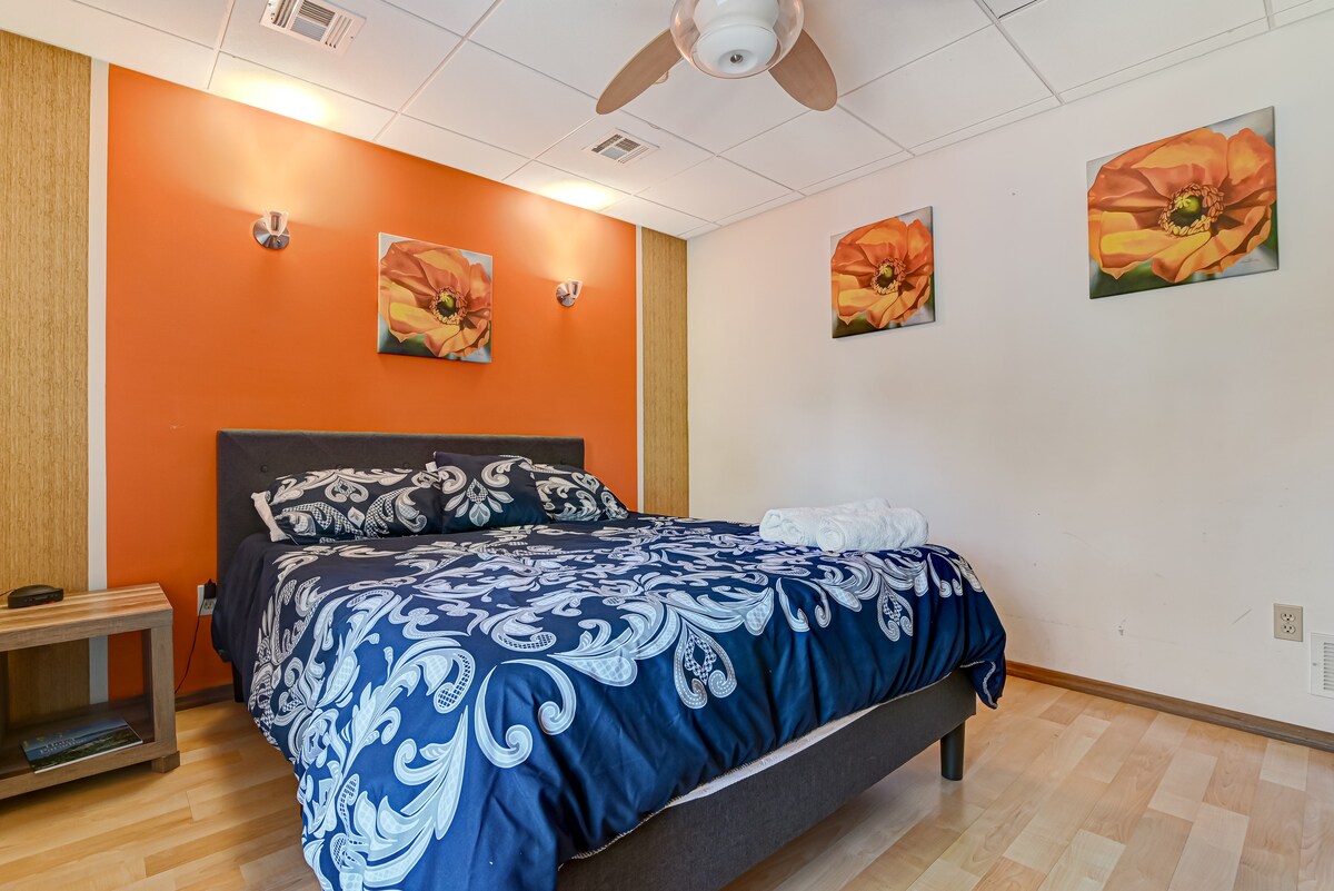 חדר שינה בקומה הראשונה עם חדר רחצה בגודל מלא וסאונה.