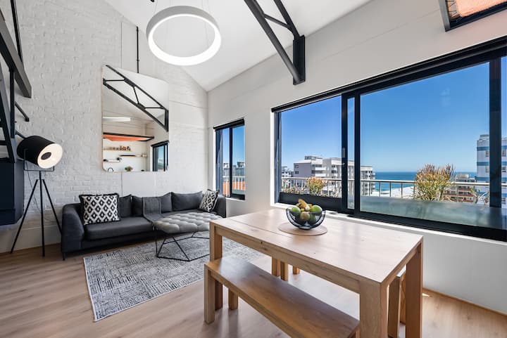 Elegant Sunny Loft W/sea Views - Camps Bay