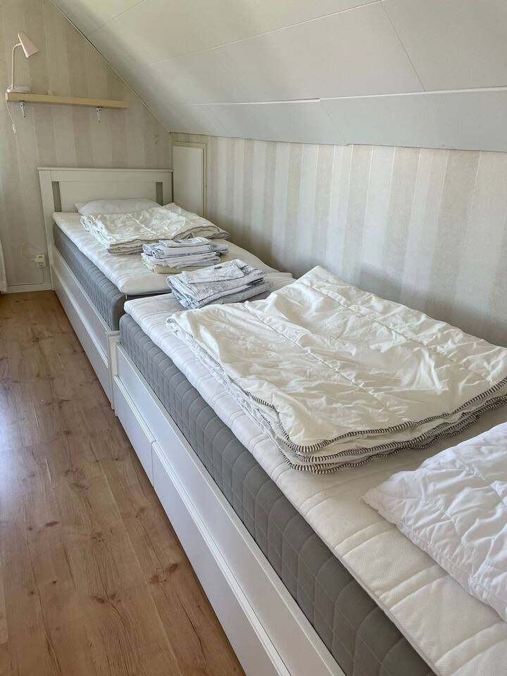 Hiki si chumba tofauti cha kulala, bali ni eneo la ukumbi. Hata hivyo, kuna milango ambayo inaweza kufungwa ili kuitenganisha na vyumba viwili vya kulala vilivyo karibu, ikitoa hisia ya faragha. Mapazia ya kuzima pia yanatolewa ili kusaidia kuhakikisha usingizi wa usiku wenye utulivu.