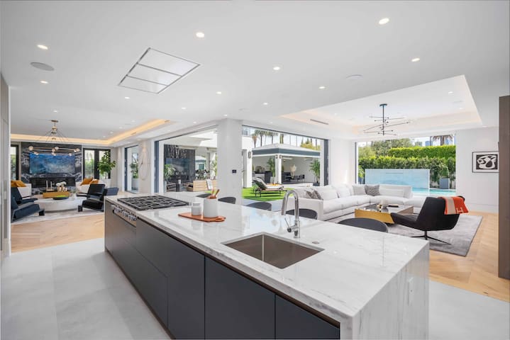 Villa Mandarin by LuxJB | Beverly Hills Flats gallery image 5