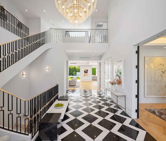 Villa Mandarin by LuxJB | Beverly Hills Flats gallery image 4