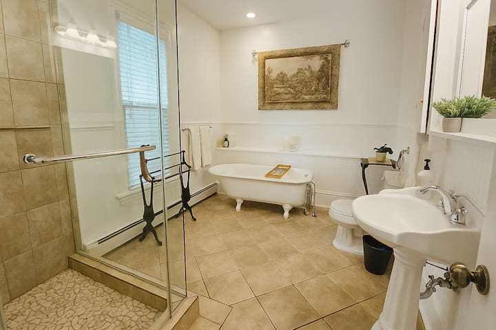 Spacious 4-Bedroom Historic Downtown Hot Tub