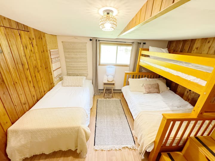 משמאל יש מיטת יחיד שיכולה להפוך למלך. מימין יש מיטת קומתיים עם מיטה זוגית על המיטה העליונה, קווין על המיטה התחתונה ומיטת טרנדל זוגית מתחת.