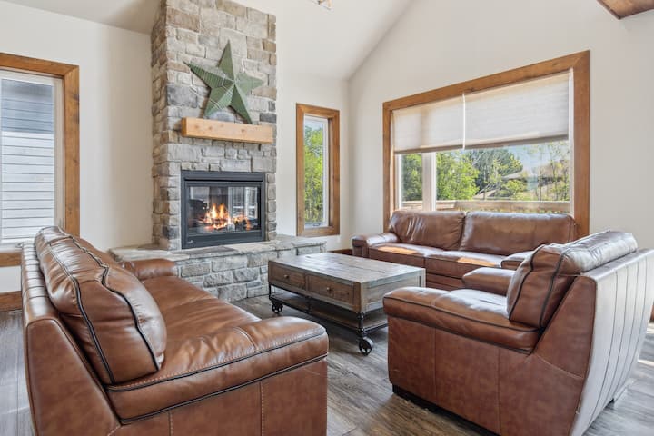 Chic Peak Chalet: Luxury 8bdr Home W/ Hot Tub - Town Of The Blue Mountains