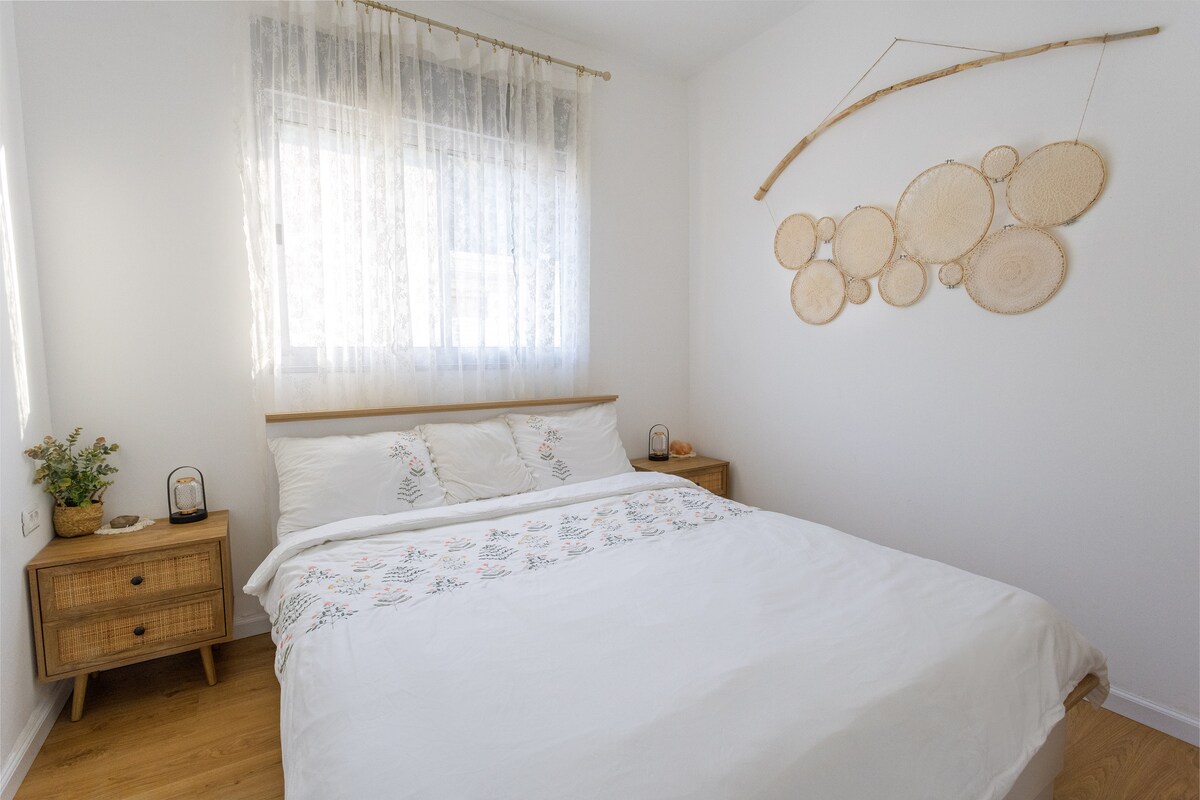 Boho smoothie spavaća soba, zemljani tonovi i svjetlo dočekuju vas s gozbom. Madraci za spavanje u četvrti King David brendirali su Zimmer iz veličanstvenih apartmana na selu.