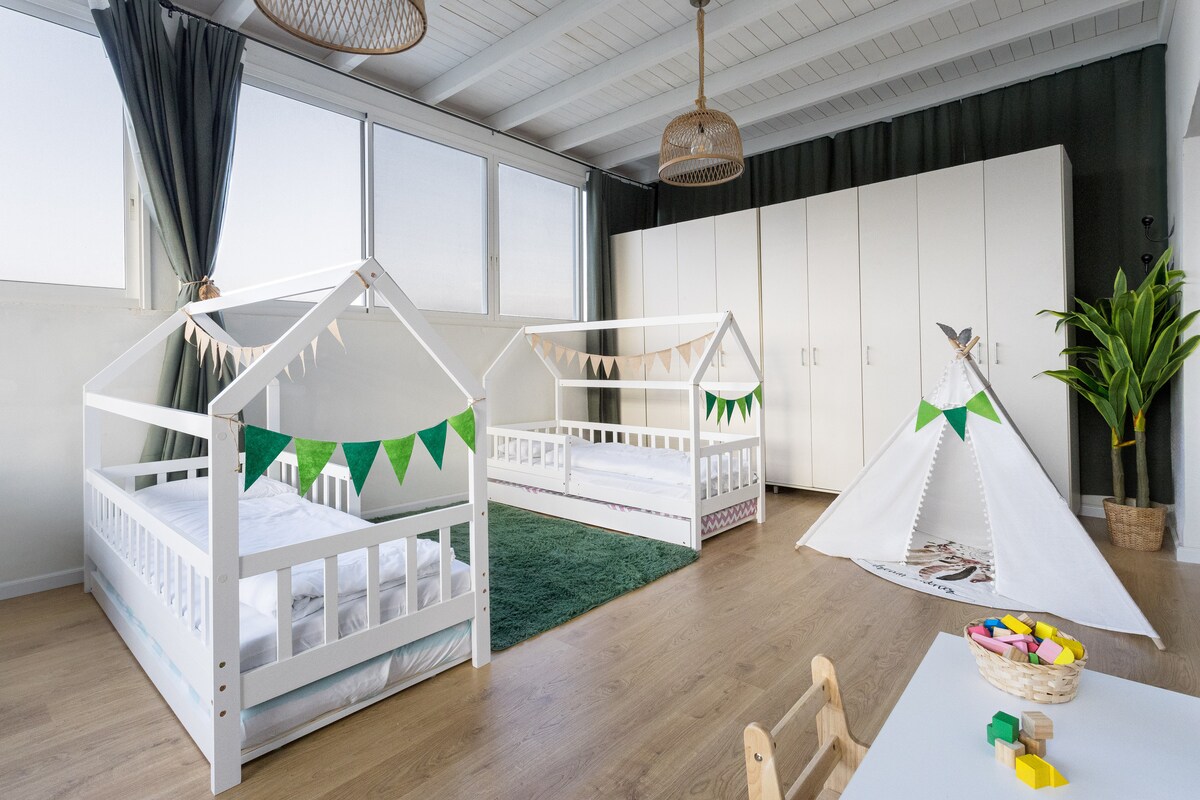 Ogromna dječja soba za standarde koje nećete znati. 
I ovdje, kao i u irskim prostorima u Zimmeru, zelenilo vanjskog pogleda kombinira se sa zelenilom iznutra i omogućuje prirodnom prostoru za trčanje i igru te predstavljanje igara za sve uzraste. Kreveti su otvoreni za više prijatelja, a vi možete spavati zajedno i zabaviti se zajedno
