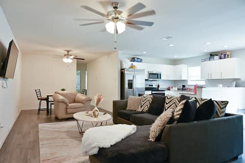 Central DFW Townhouse: 4BD/2BA 
Amazing location!
