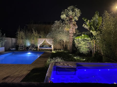 Unique! Private 35°C Jacuzzi + cinema, Entire villa