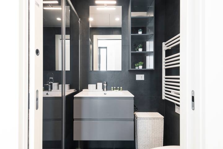 Easylife – Beautiful residence w/ rooftop in Duomo gallery image 4