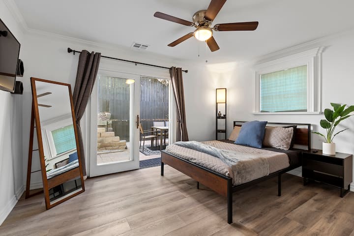Bienvenido al dormitorio de la planta baja, con un encantador patio privado a un tiro de piedra de tu puerta, un armario de tamaño completo y un televisor inteligente. El patio cuenta con una mesa para 6 personas y tiene luces de cuerda para disfrutar de la noche.  Tiene un pack 'N Play y una plancha