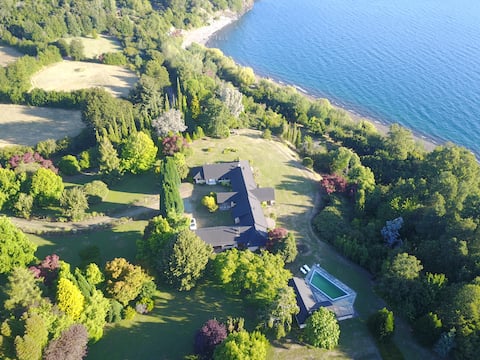 Beautiful park and house, with access and view of the lake.