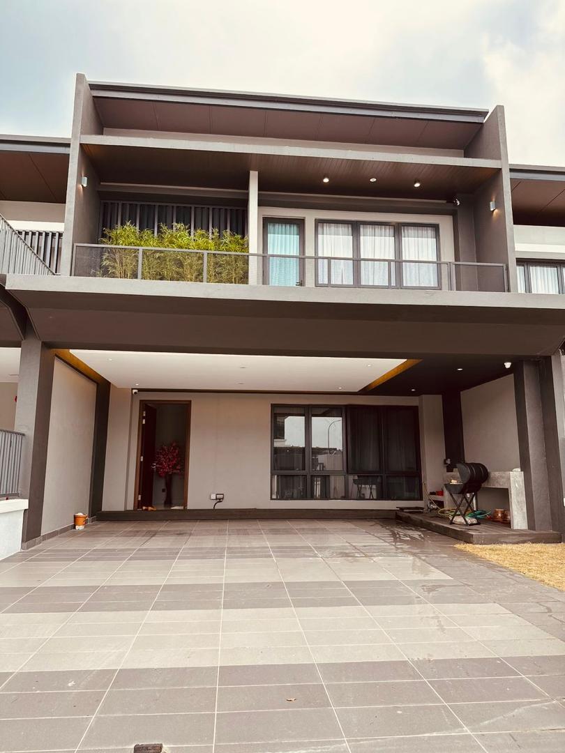 The exterior of a modern industrial house features multiple levels with large sliding glass doors, providing an open feel. The clean, tiled entrance is bordered by muted colors. A small garden can be seen in one of the balconies, contributing to a serene atmosphere.