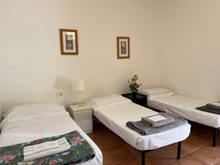 ห้องทริปเปิ้ลพร้อมระเบียง เตียงเดี่ยว 3 เตียง