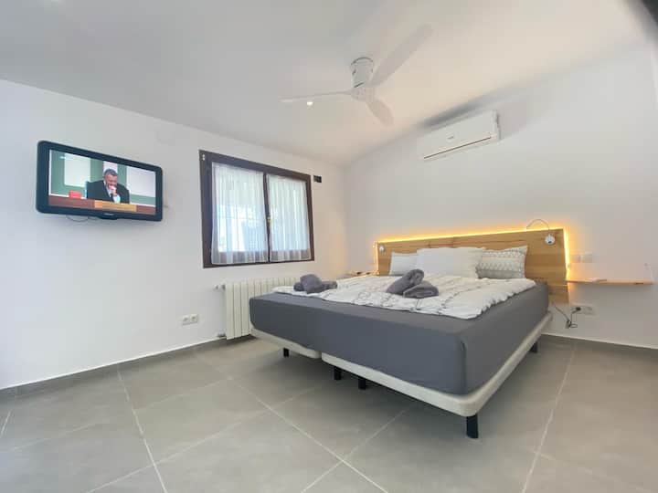 Schlafzimmer 1 со клима уред, тавански вентилатор и ролетна / завеса
Schlafzimmer 1 со клима уред, тавански вентилатор, ролетна и темна завеса
Schlafzimmer 1 mit Klimaanlage, Deckenventilator und Jalousie/Vorhang