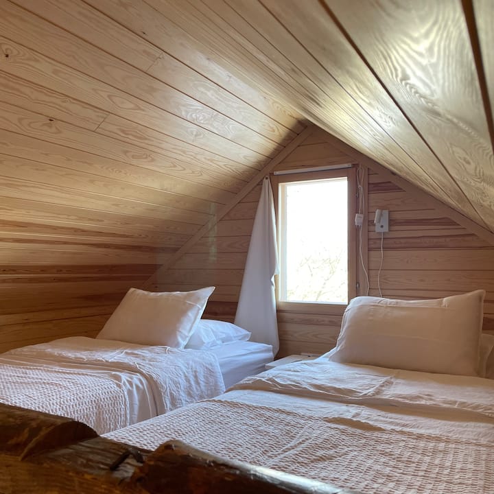 تحتوي النافذة الصغيرة لغرفة النوم على ستارة تعتيم وخيار التهوية.