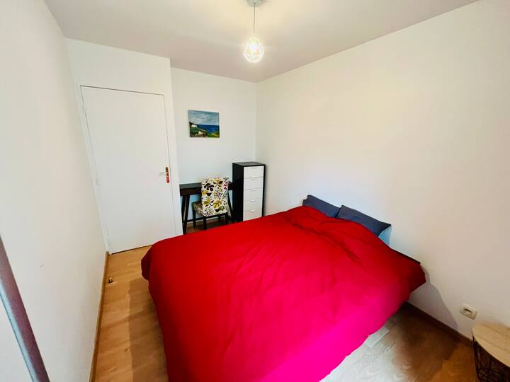 ワークスペースと収納スペースを備えたクイーンサイズベッド