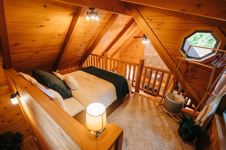 سرير بحجم كوين، ورف لتعليق الملابس، وشماعات.