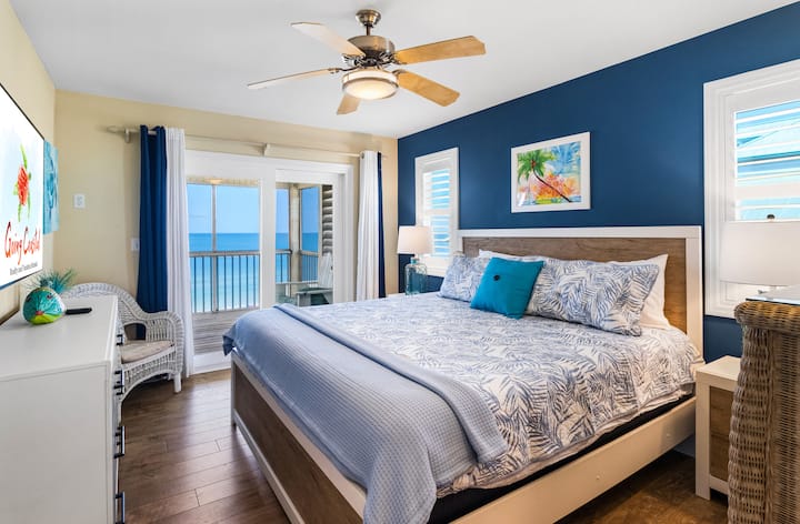 Velika bračna soba s prekrasnim pogledom na zaljev! Klizna staklena vrata vode do trijema. Ova spavaća soba dijeli kupaonicu s WC-om u hodniku i spavaću sobu br. 3. 