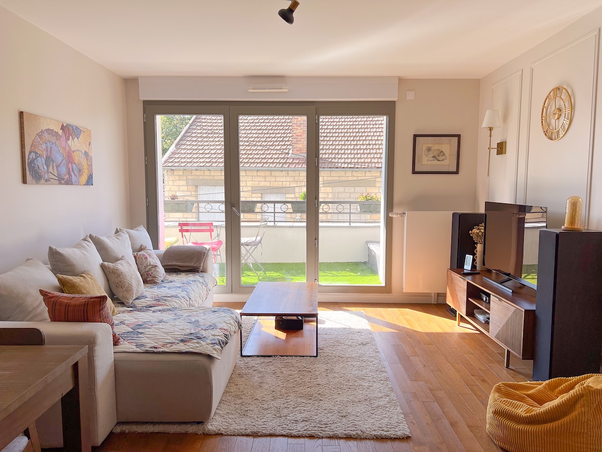 Top Airbnb: Modern 5* 2-Bedroom Gem with balcony near Paris à Clamart