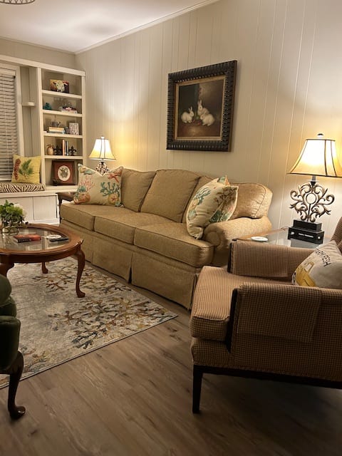 Popular Airbnb listing: The Governor's Inn in Gulf Shores / Orange Beach