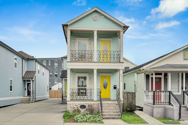 Mid-City w/ Balcony | Near Superdome & Streetcars