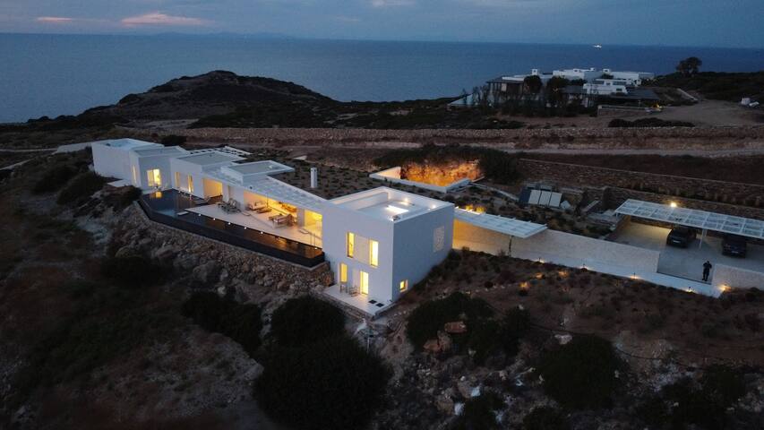 Stunning Villa – Sea and Sunset views (sleeps 8) gallery image 4