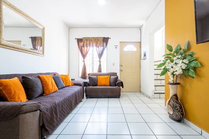 يحتوي على سرير أريكة وكرسي مزدوج بذراعين وواي فاي وتلفزيون ذكي ومشاركة 2 طن صغير ومروحة.