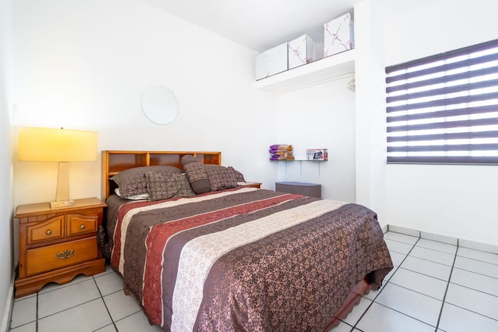 غرفة نوم ثانية، بسرير مزدوج، 2 بورغو، مصباح، خزانة، شق صغير 1 طن.